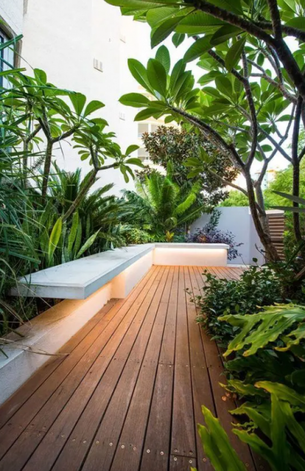 Taman teras dengan lantai kayu dan tanaman pot